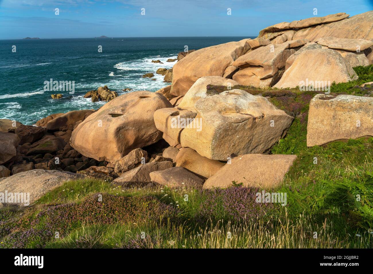 Die Felsen der rosa Granitküste Côte de Granit Rose bei Ploumanac'h, Perros-Guirec, Bretagne, Frankreich | formazioni rocciose del Côte de granite r Foto Stock