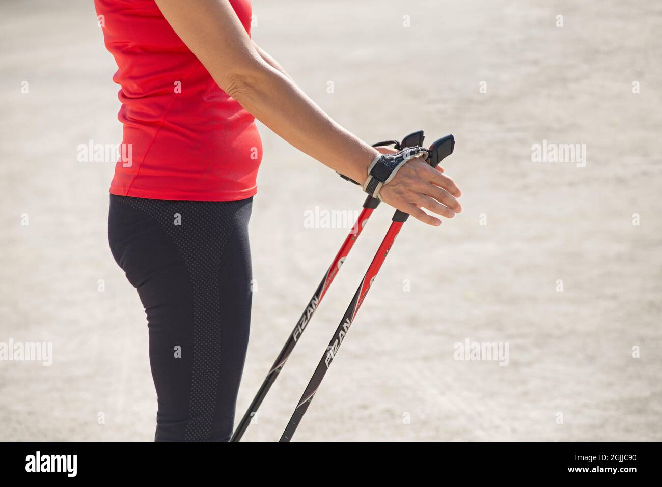 Primo piano di Female mani con Trekking Poles per Nordic Walking Foto Stock