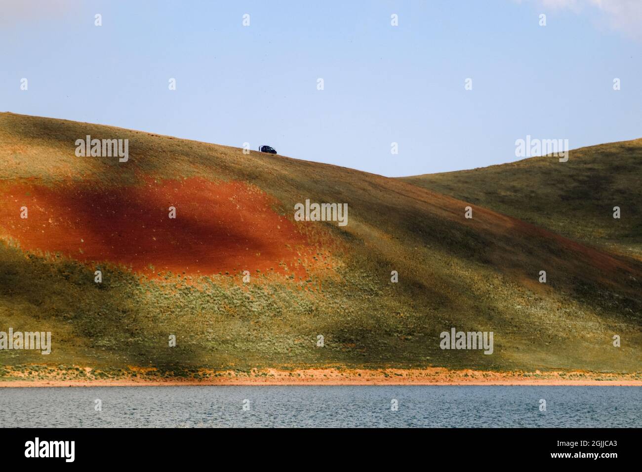 Fuoristrada sulla montagna vulcanica verde rossa Foto Stock