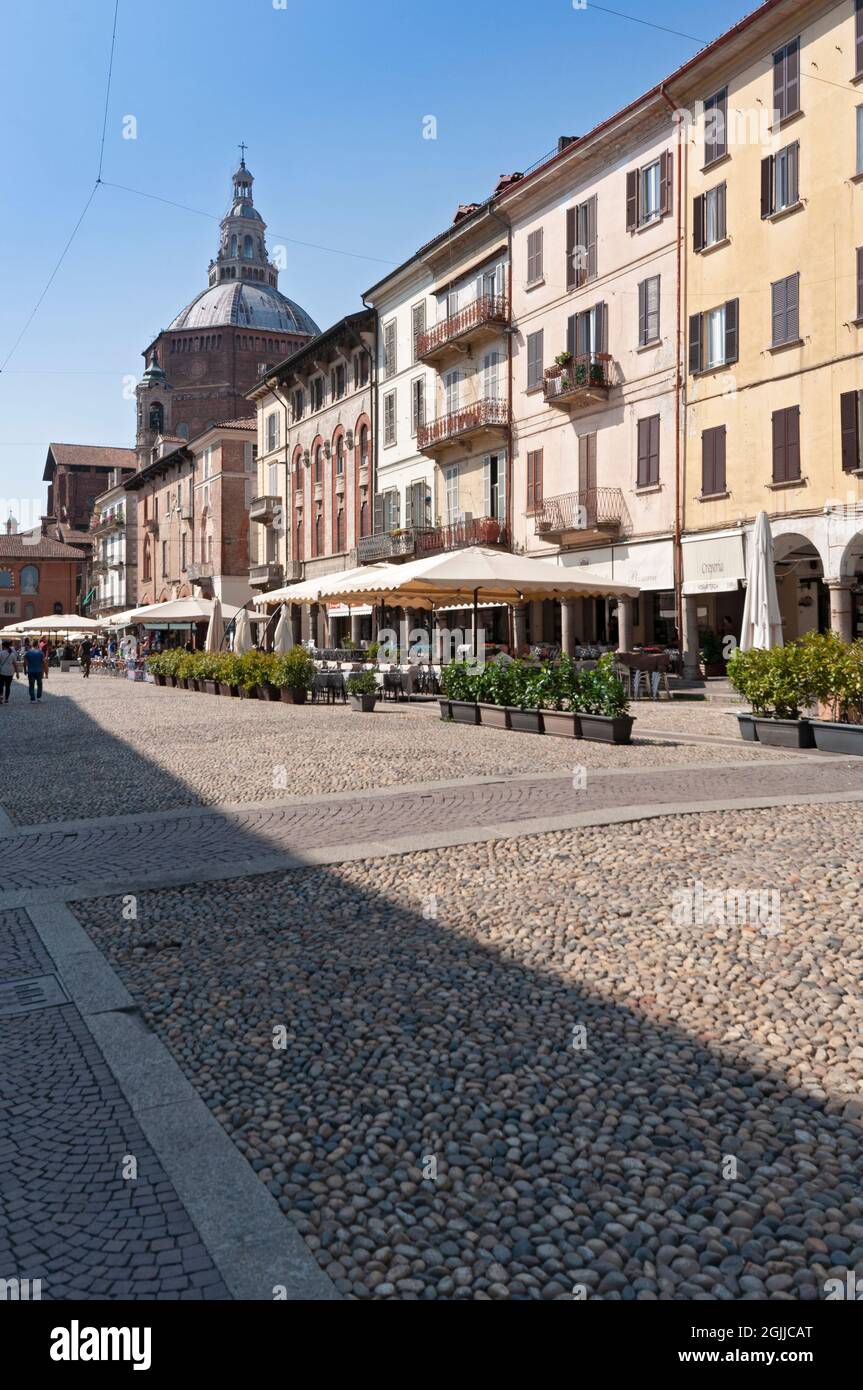 Italia, Lombardia, Pavia, Piazza della Vittoria, Ristorante Foto stock -  Alamy