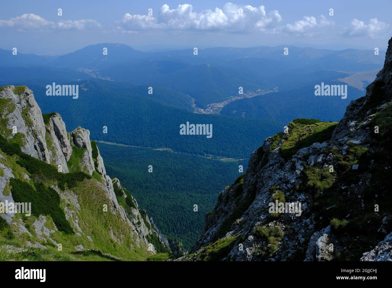 Paesaggio incredibile visto dal picco di Caraiman in montagna Bucegi, Carpazi, Prahova, Romania Foto Stock