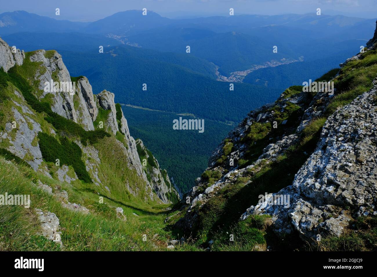 Paesaggio incredibile visto dal picco di Caraiman in montagna Bucegi, Carpazi, Prahova, Romania Foto Stock