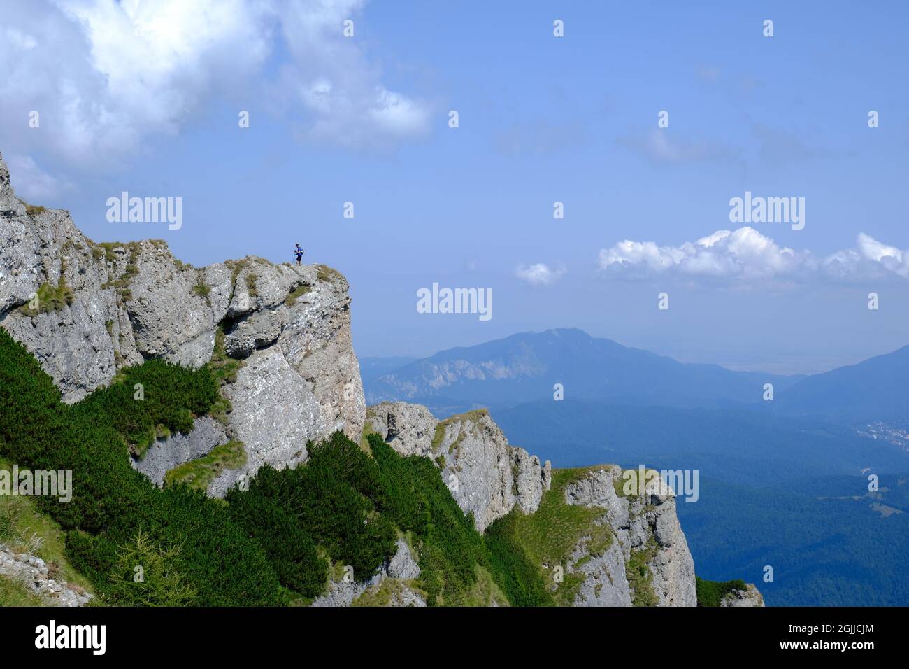 Escursioni sul crinale delle rocce incredibili del picco Caraiman, Bucegi montagne di Carpazi, Prahova, Romania Foto Stock