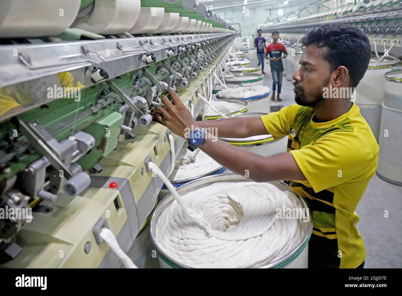 Impiegato durante un processo di produzione di filati prima della  produzione di maglioni in una fabbrica di filati che si dedica alla  produzione di tessuti integranti lana, filati di nuovo tipo, alla