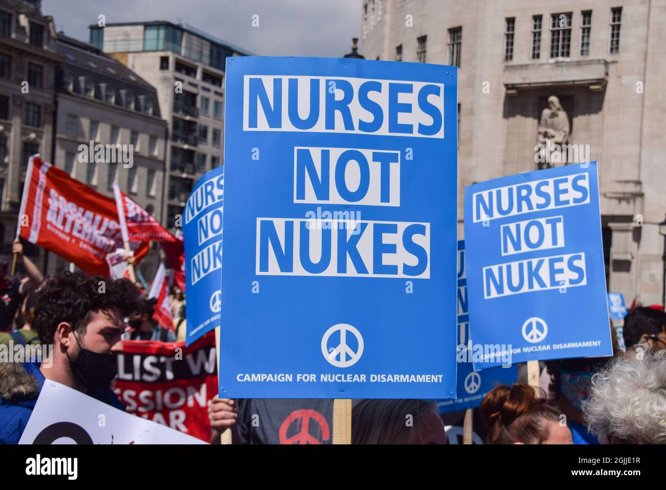 Londra, Regno Unito. 26 giugno 2021. I manifestanti hanno in mano i cartelli "Nurses Not Nukes" su Regent Street. Nella capitale si sono svolte diverse proteste, come pro-Palestina, Black Lives Matter, Kill the Bill, Extinction Rebellion, I manifestanti anti anti-Tory e vari altri gruppi hanno marciato attraverso il centro di Londra. Foto Stock