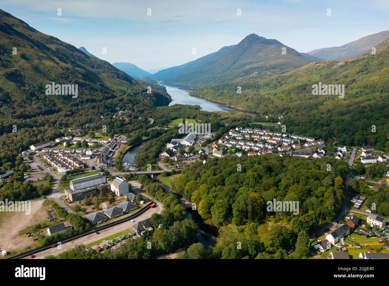 Vista aerea dal drone dei villaggi di Kinlochleven a sinistra e Kinlochmore, Lochaber, Highland, Scozia, Regno Unito Foto Stock