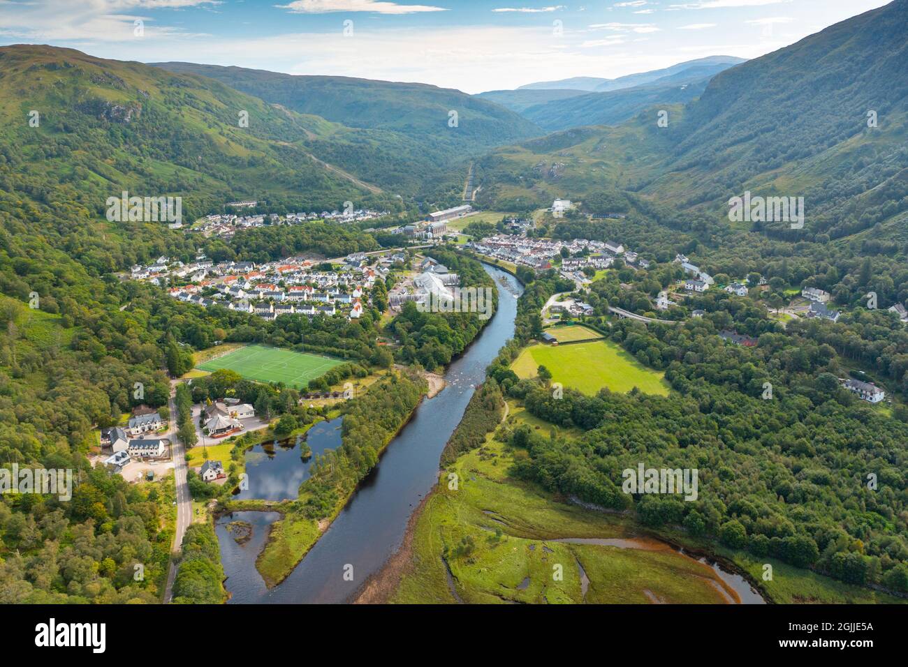 Vista aerea dal drone dei villaggi di Kinlochleven, a destra, e Kinlochmore, Lochaber, Highland, Scozia, Regno Unito Foto Stock