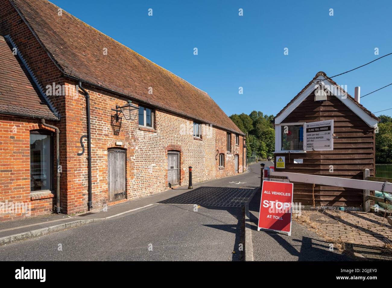 Eling Tide Mill e ponte a pedaggio vicino Southampton in Hampshire, Inghilterra, Regno Unito, in una giornata di sole Foto Stock