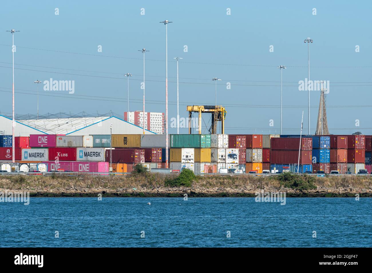 Porto di Southampton (Southampton banchine) in Hampshire, Inghilterra, Regno Unito. Vista dei contenitori di spedizione nel porto di carico. Foto Stock