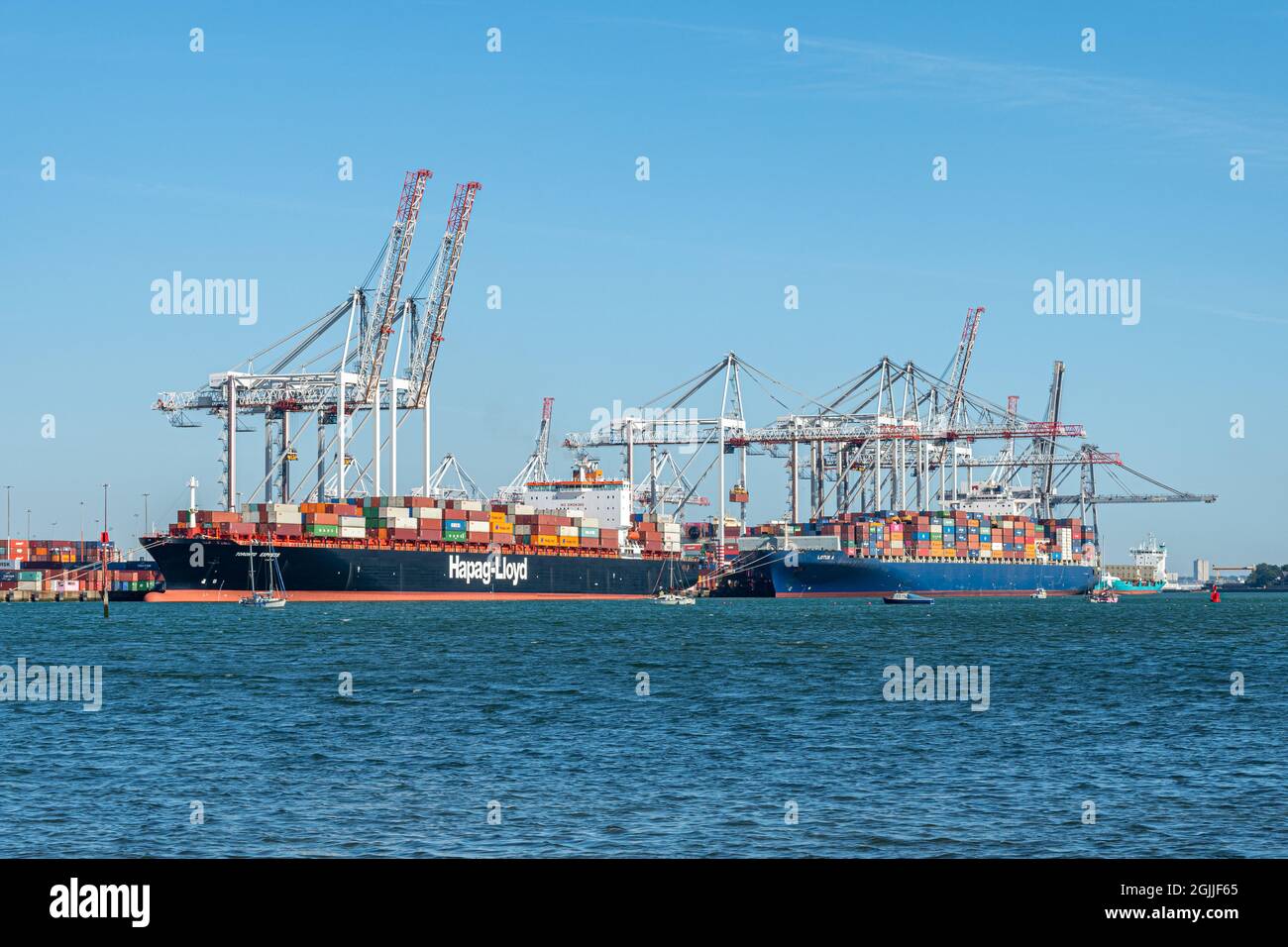 Porto di Southampton (Southampton banchine) in Hampshire, Inghilterra, Regno Unito. Vista di due navi nel porto di carico o nel terminal dei container. Foto Stock