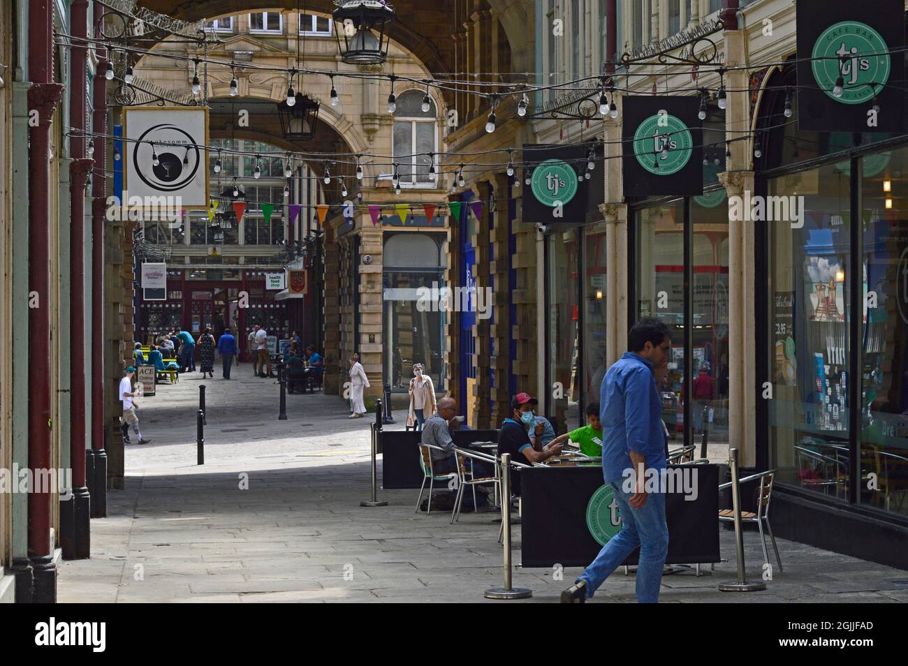 HALIFAX. WEST YORKSHIRE. INGHILTERRA. 05-29-21. The Old Arcade nel centro della città. Sullo sfondo c'è l'ingresso al mercato. Foto Stock