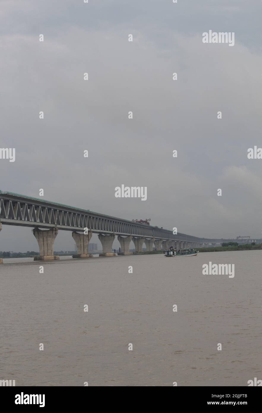 19 giugno 2021, Approach Road, Mawa, Bangladesh. Ponte Padma nel mezzo della stupefacente bellezza naturale del fiume Padma Foto Stock