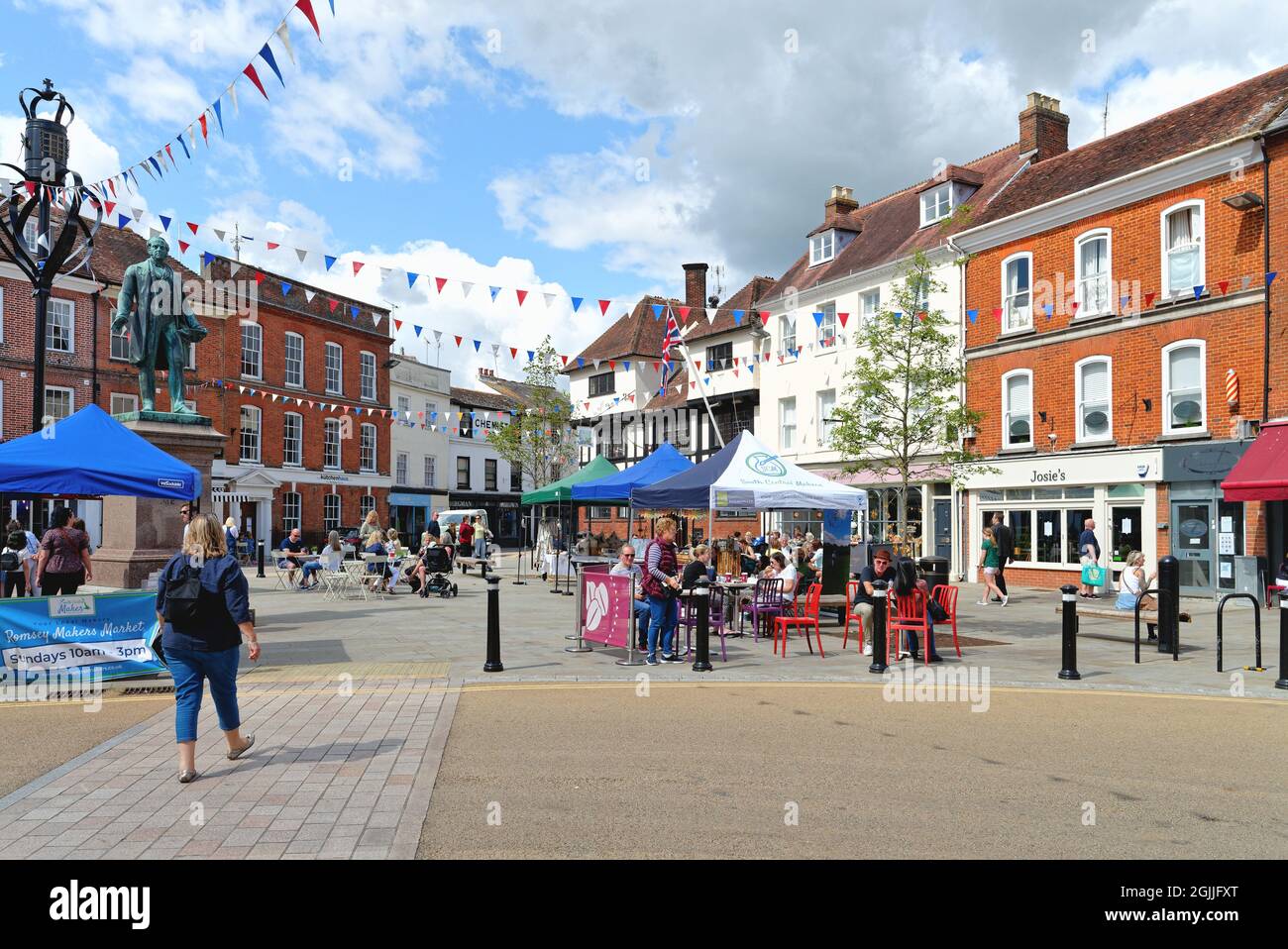 La piazza del mercato nella storica città di Romsey in un giorno di sole estati Hampshire Inghilterra Regno Unito Foto Stock