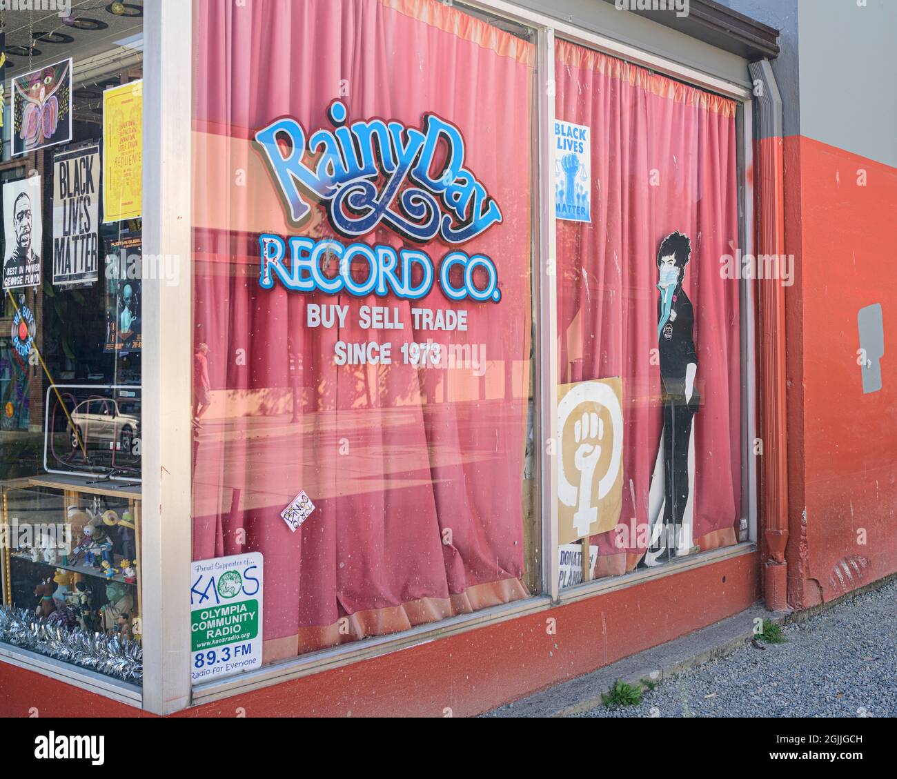 La finestra del negozio Rainy Day Record Company di Olympia, WA presenta un tema progressivo. Foto Stock