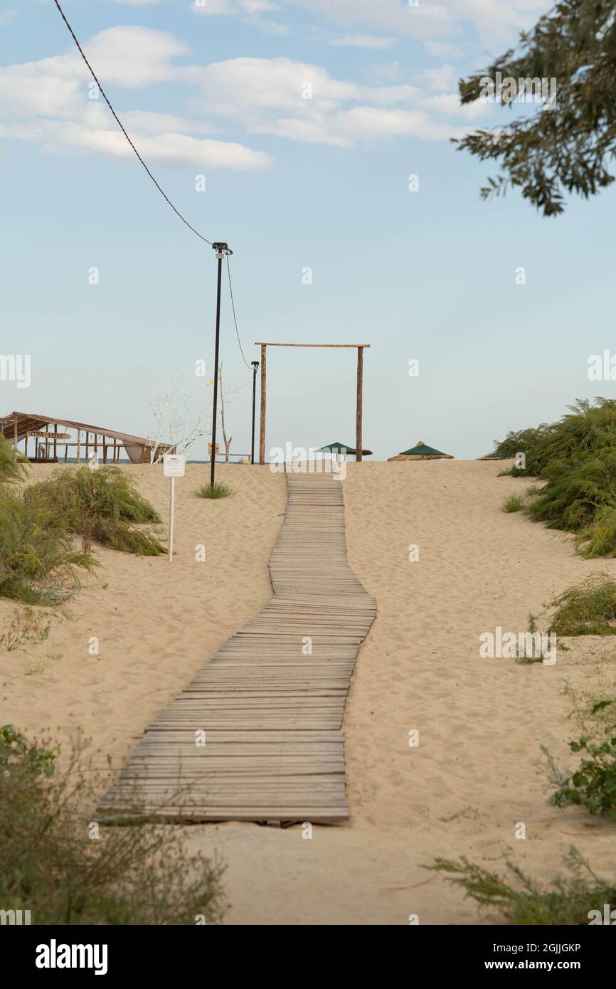 Vista di una passerella in legno per accedere alla spiaggia in estate, Zatoka Beach, Odessa, Ucraina Foto Stock