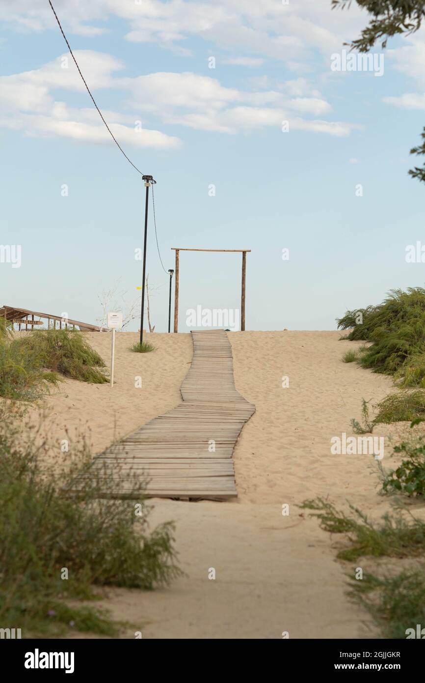 Vista di una passerella in legno per accedere alla spiaggia in estate, Zatoka Beach, Odessa, Ucraina Foto Stock