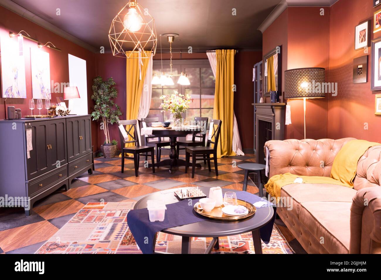 Soggiorno e sala da pranzo con camino, piano agnello, tappeto e tavolino da caffè, unità di bordo laterale Foto Stock