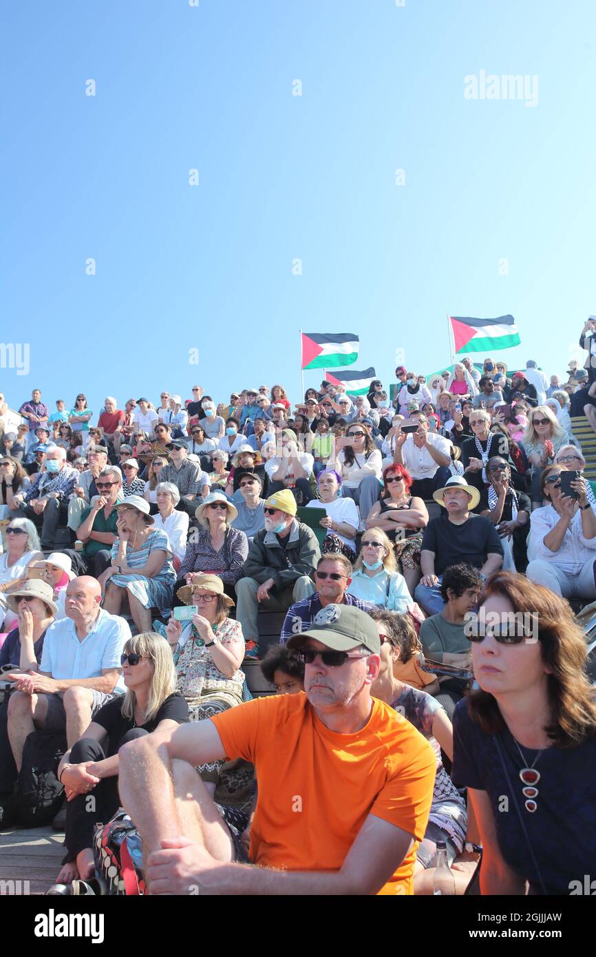 'Palestine on the Pier: Una giornata che celebra la cultura palestinese, tra cui musica, danza, narrazione, bancarelle di cibo e artigianato, Hastings, Sussex, Regno Unito Foto Stock