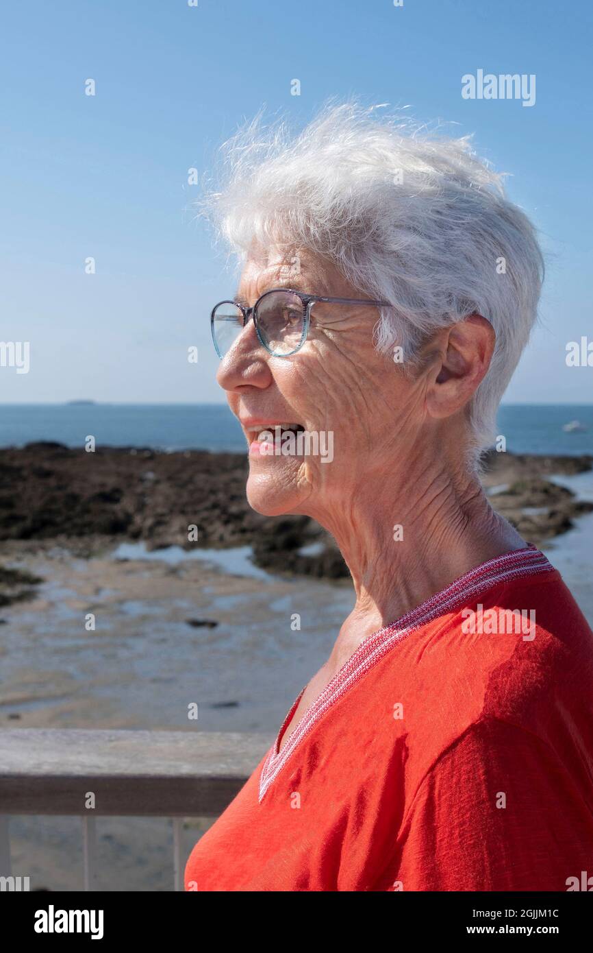 Ritratto di una donna anziana al mare Foto Stock