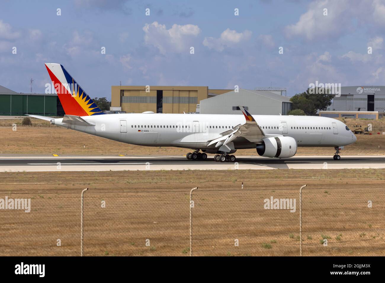 Lufthansa Technik Airbus A350-941 (REG: D-AAEU) in arrivo per la manutenzione da trasferire ad uso regolare Lufthansa. Foto Stock