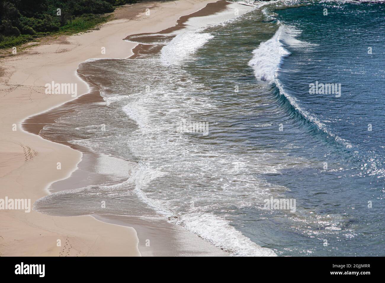 Uomo che attira il cuore sulla sabbia della spiaggia di Praia do Sancho nell'isola Fernando de noronha Foto Stock