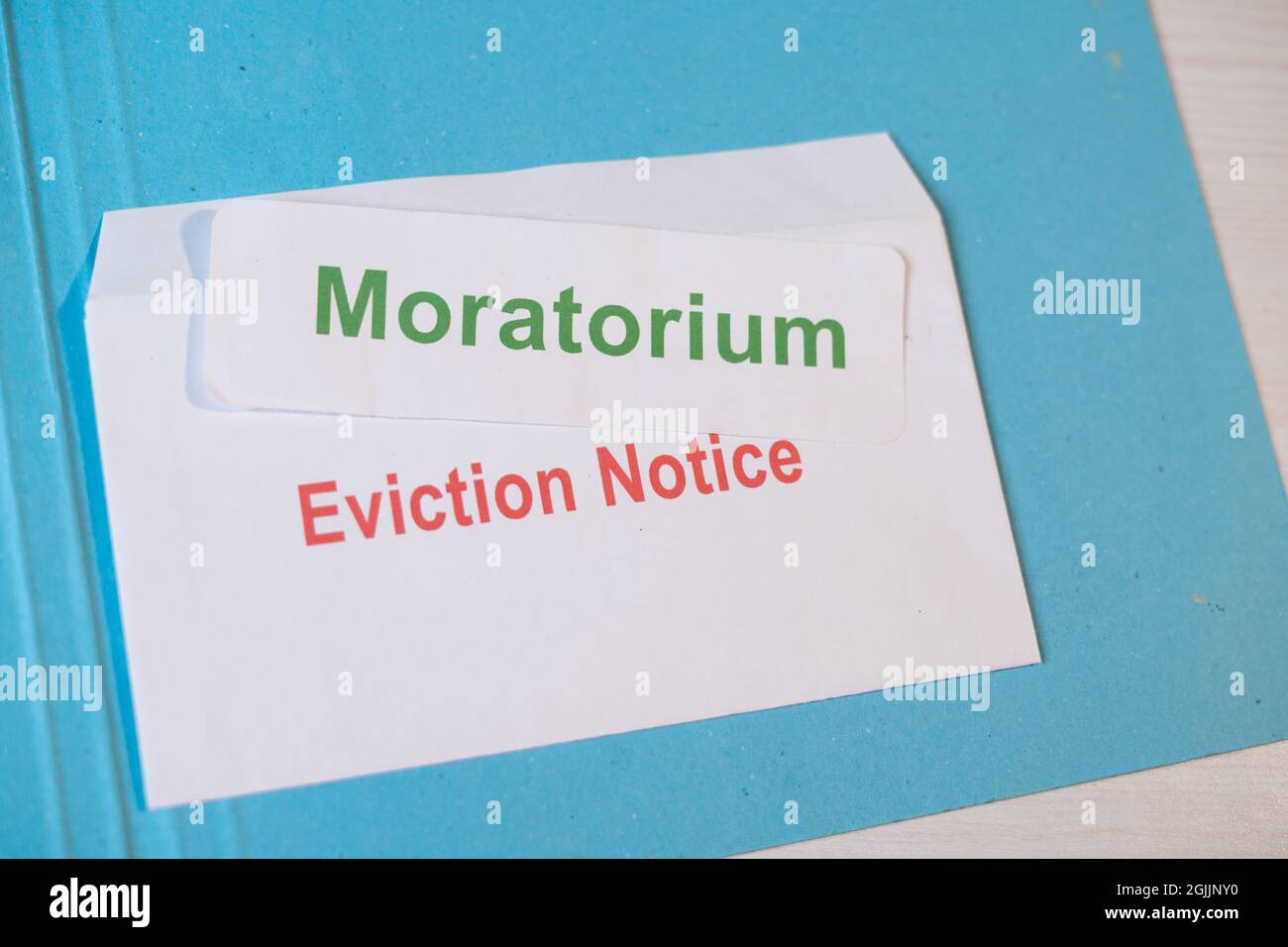 Concetto che mostra moratoria per gli sfratti mostrando avviso di sfratto sul tavolo durante coronavirus o covid-19 pandemia. Foto Stock