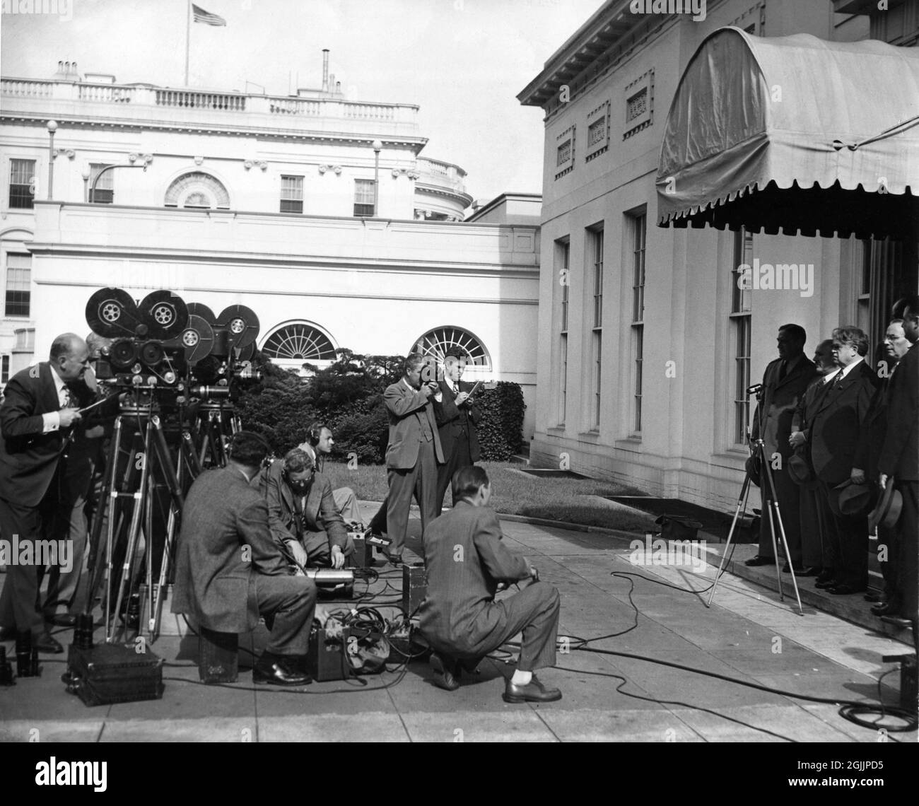 JOHN L. LEWIS Presidente dei lavoratori Uniti della miniera pone con il Segretario degli Stati Uniti dell'interno JULIUS KRUG sui passi della Casa Bianca il 29 maggio 1946 mentre si rivolge a cameramen newsreel dopo la firma del contratto di carbone molle tra il governo e l'Unione Foto Stock