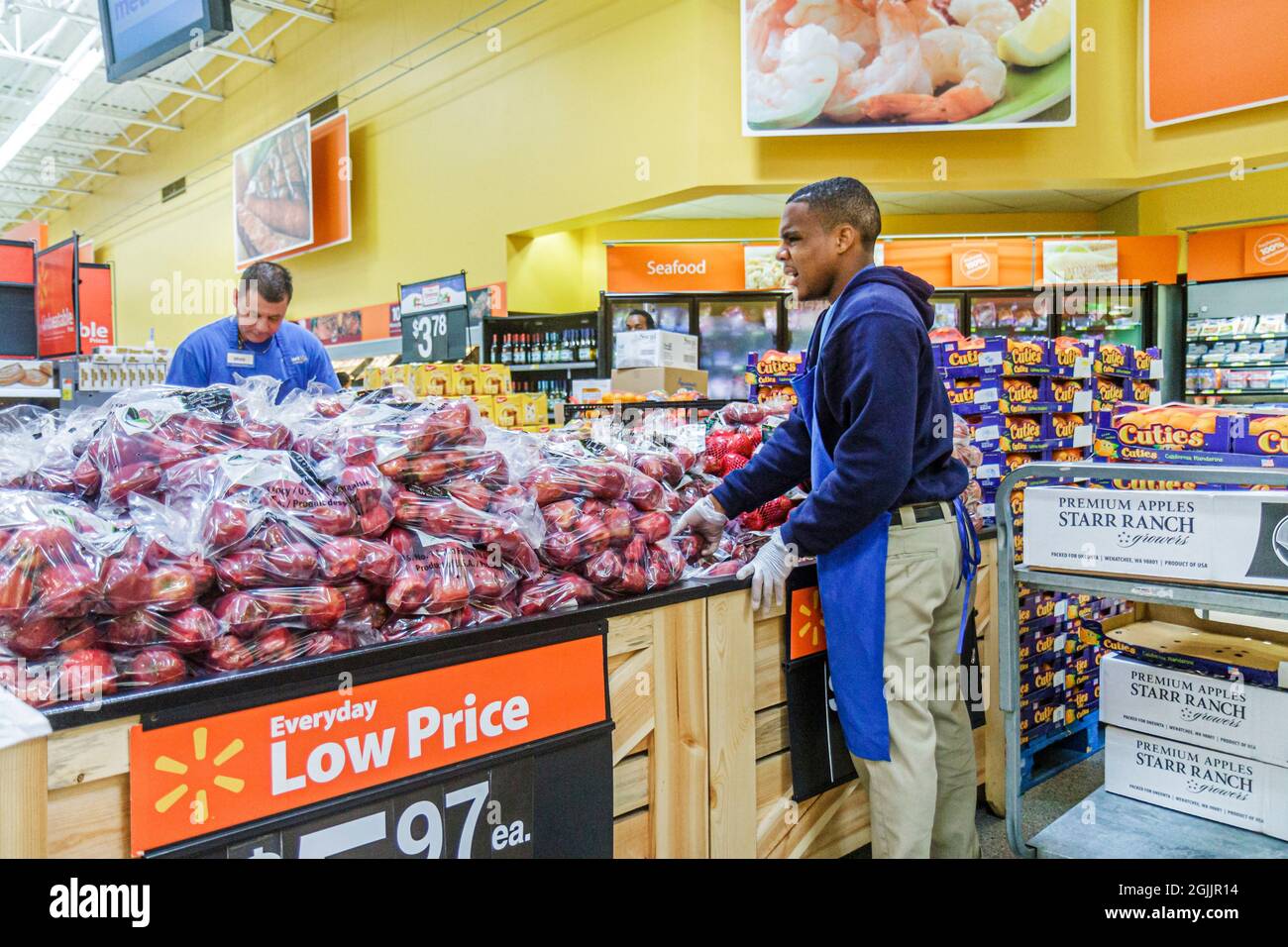 Miami Florida, Walmart supermercato negozio di alimentari negozio di vendita esposizione di prodotti mele, uomo nero uomo maschio impiegato di lavoro magazzino impiegato Foto Stock