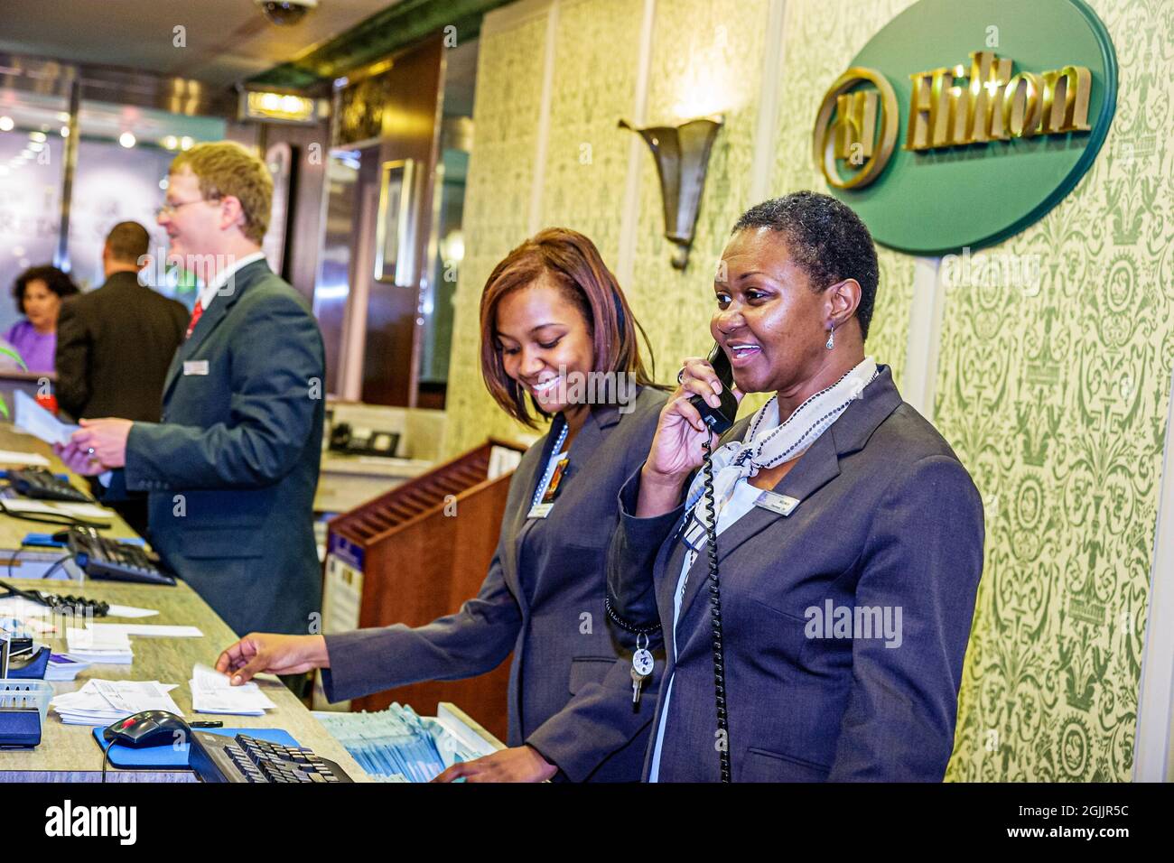 Cincinnati Ohio,Hilton Netherland Plaza hotel,manager employee Black female women reservationist,desk check-in reception prenotazioni registrazione Foto Stock