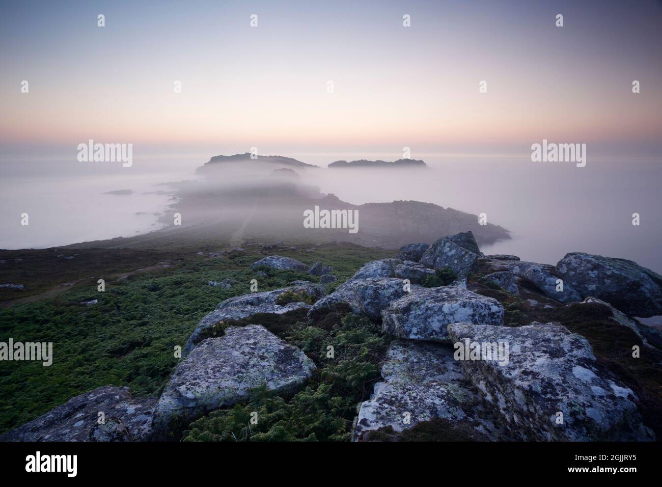 Nebbia marina a Shipman Head, tramonto. Bryher. Isole di Scilly. Cornwall, Regno Unito. Foto Stock