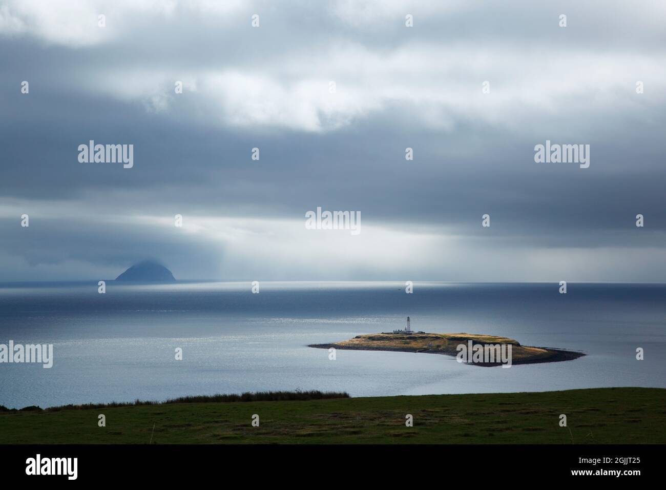 L'isola di Pladda con Ailsa Craig in lontananza. Isola di Arran, Scozia, Regno Unito. Foto Stock