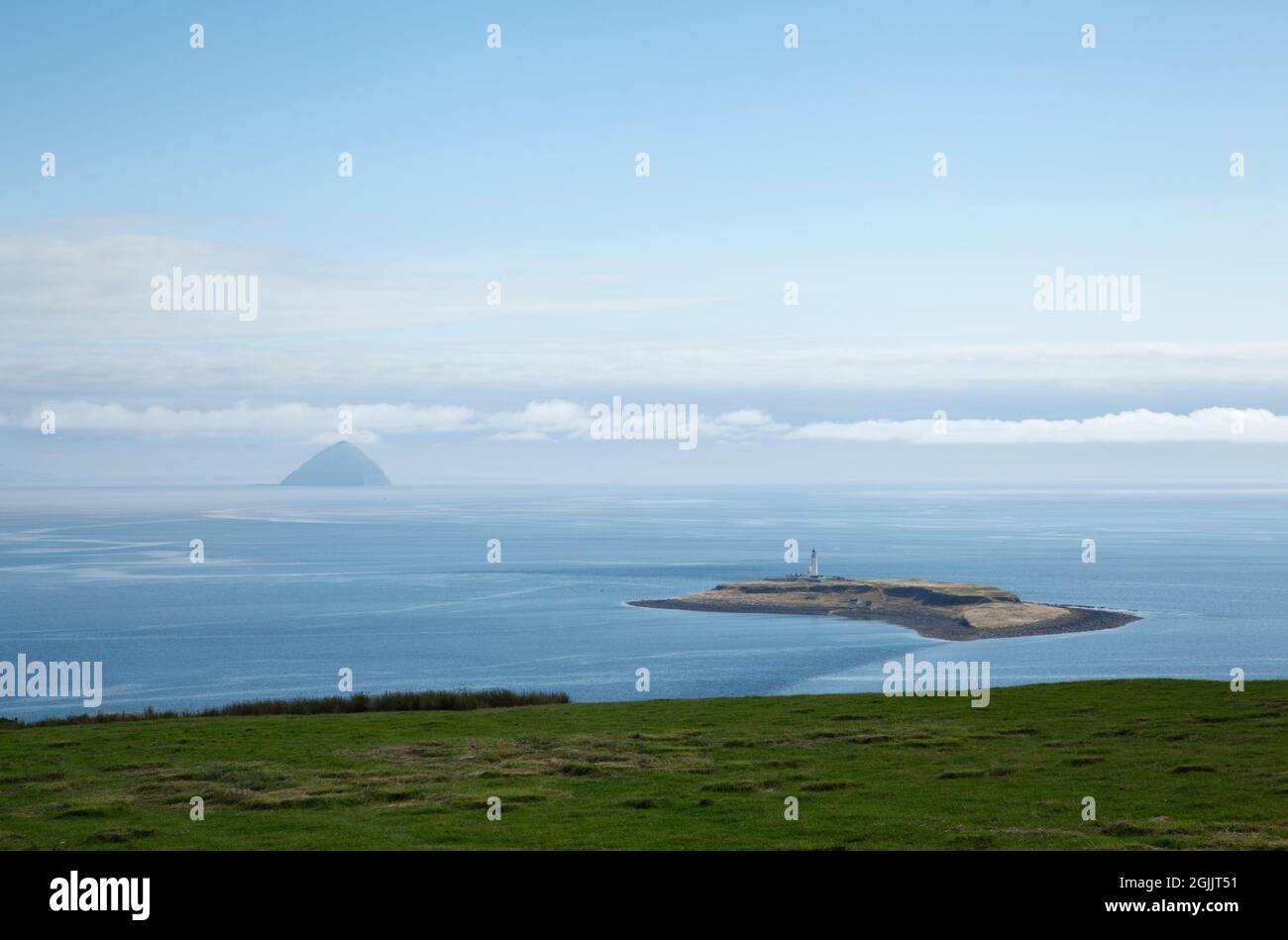 L'isola di Pladda con Ailsa Craig in lontananza. Isola di Arran, Scozia, Regno Unito. Foto Stock