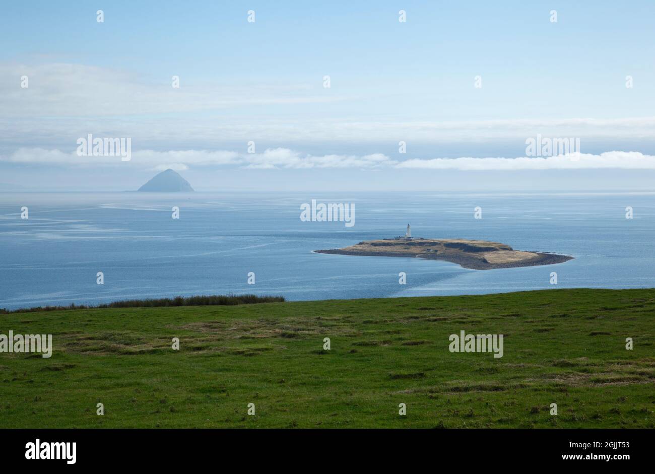 L'isola di Pladda con Ailsa Craig in lontananza. Isola di Arran, Scozia, Regno Unito. Foto Stock