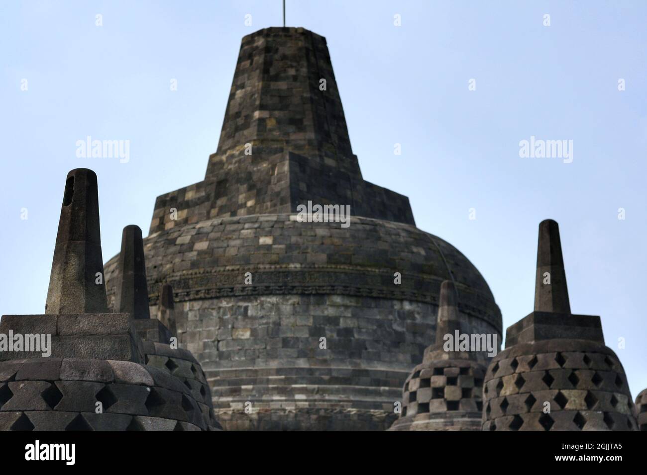 Interno dell'antico tempio Borobudur terrazza superiore stupa con chiaro sfondo blu cielo. Nessuna gente. Popolare meta turistica e di pellegrinaggio. Foto Stock