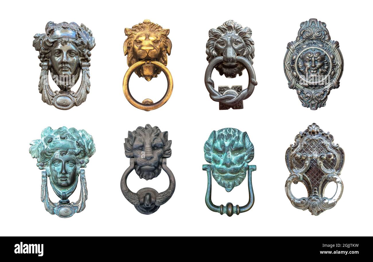 Set di bussatrici isolate, testa di leone d'oro con l'anello in bocca, testa antica e pomelli tradizionali italiani su sfondo bianco. Vecchio orn Foto Stock
