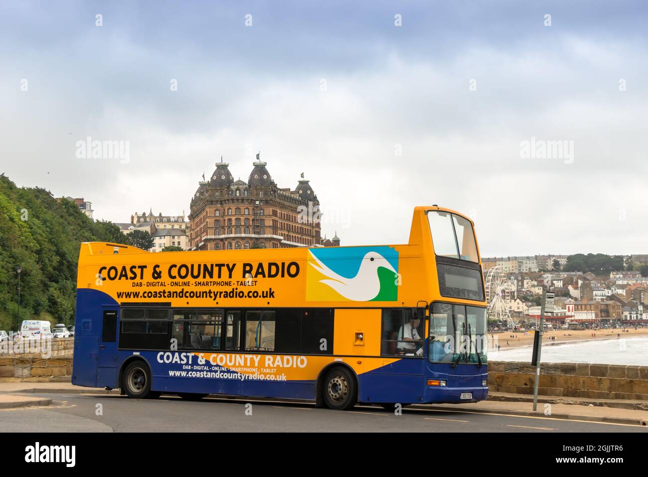 Open Top See Front Sightseeing bus sulla passeggiata a South Bay di Scarborough, Regno Unito. Foto Stock