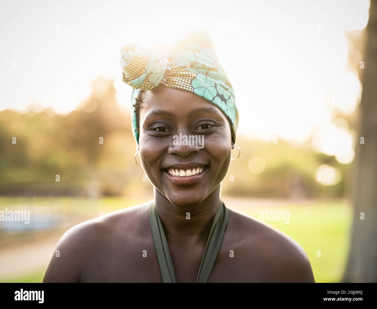 Ritratto di felice donna africana indossando colorato tradizionale turbante - Afro nero cultura e tradizione concetto Foto Stock