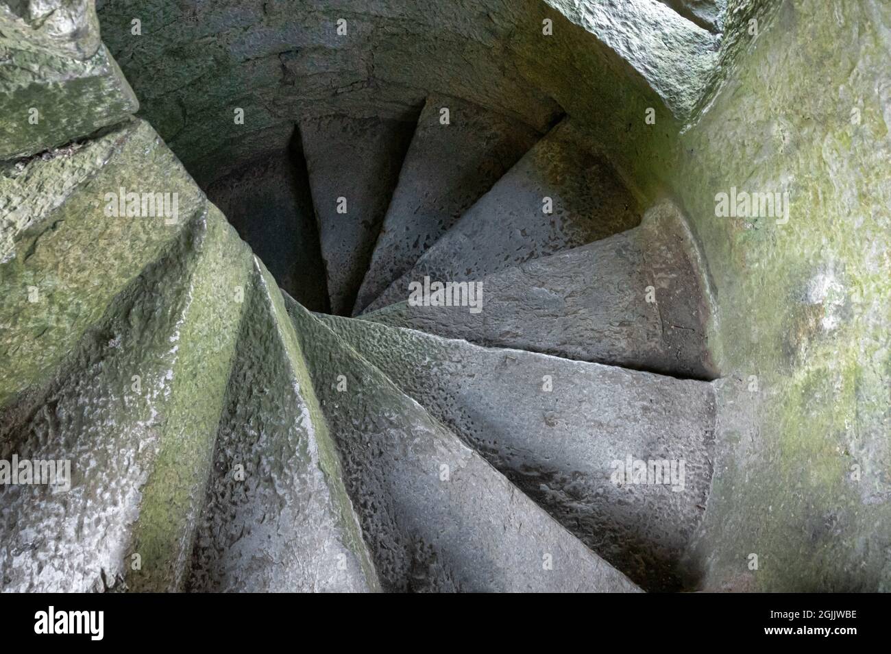 Vecchia scalinata in pietra che spiana una torre nelle rovine di un castello in Irlanda Foto Stock