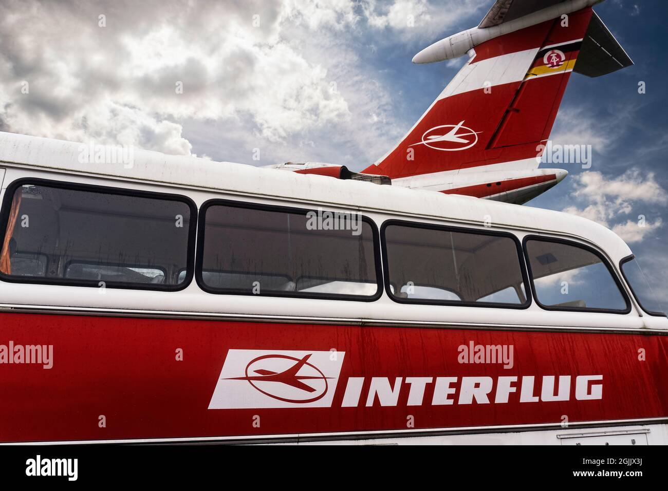 Dettaglio di un autobus e coda di un aeroplano da Interflug Foto Stock
