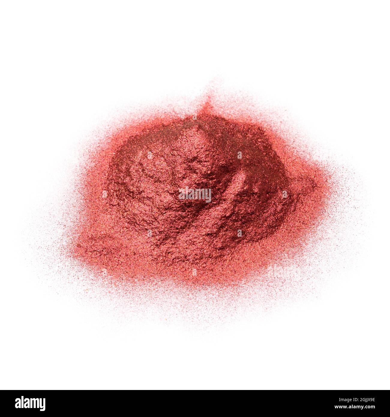 Cumulo di pigmento rosso in polvere isolato su sfondo bianco Foto Stock
