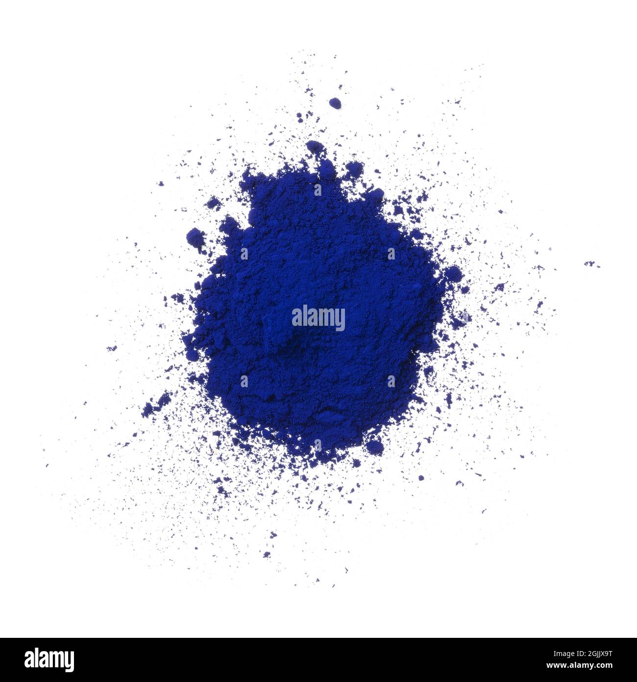 Mucchio di pigmento di polvere blu isolato su sfondo bianco Foto Stock