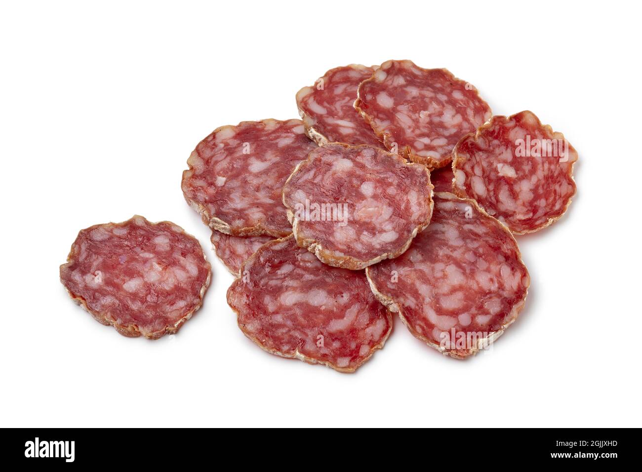 Mucchio di Rosette de Lyon affettate, un saucisson francese di maiale in primo piano isolato su sfondo bianco Foto Stock