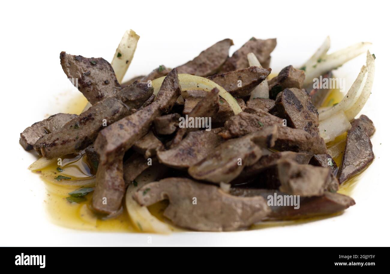 Fegato con cipolle, un alimento tipico in Spagna. Isolato su bianco. Concetto di cibo sano (focus selettivo) Foto Stock