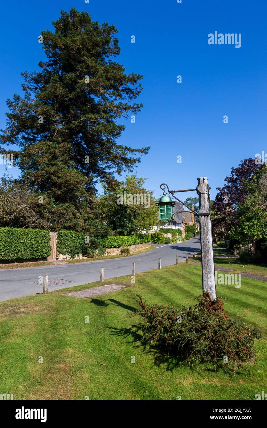 Una lanterna di strada sul verde villaggio a Stanton, Cotswolds, Inghilterra Foto Stock