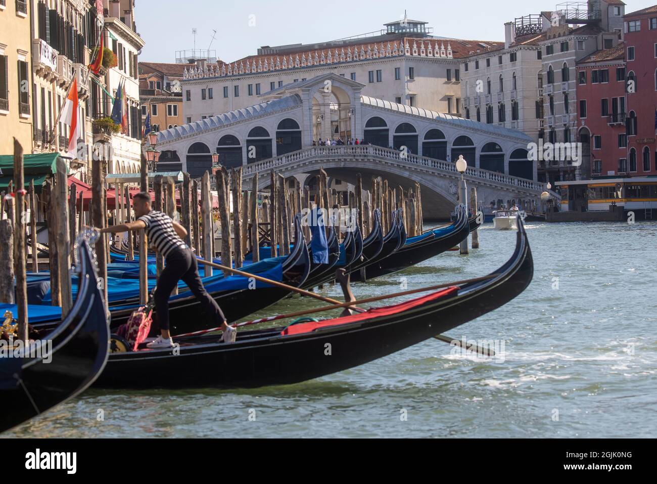 Una Gondola sul Canal Grande di Venezia che conduce alla laguna di San Marco. I turisti godono della splendida architettura di Venezia da una gondola. Foto Stock