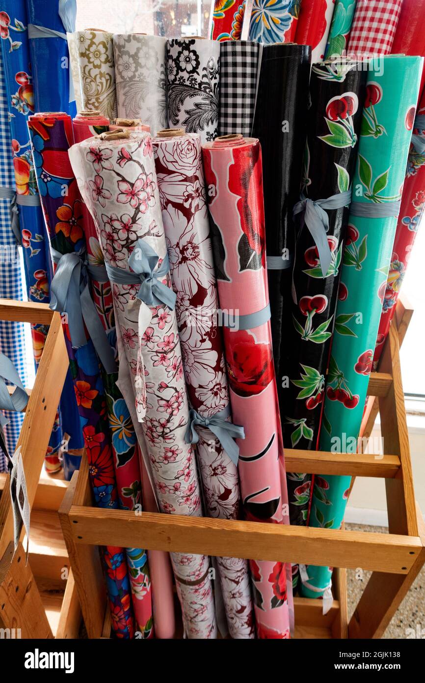 I bulloni di tela di olio come i tessuti colorati al negozio di tessuto di Treadle. St Paul Minnesota, Stati Uniti Foto Stock