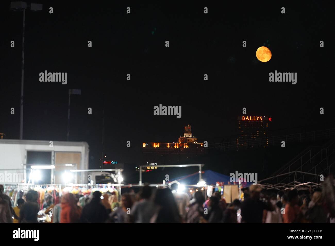 Luna piena su Atlantic City, New Jersey. Foto Stock