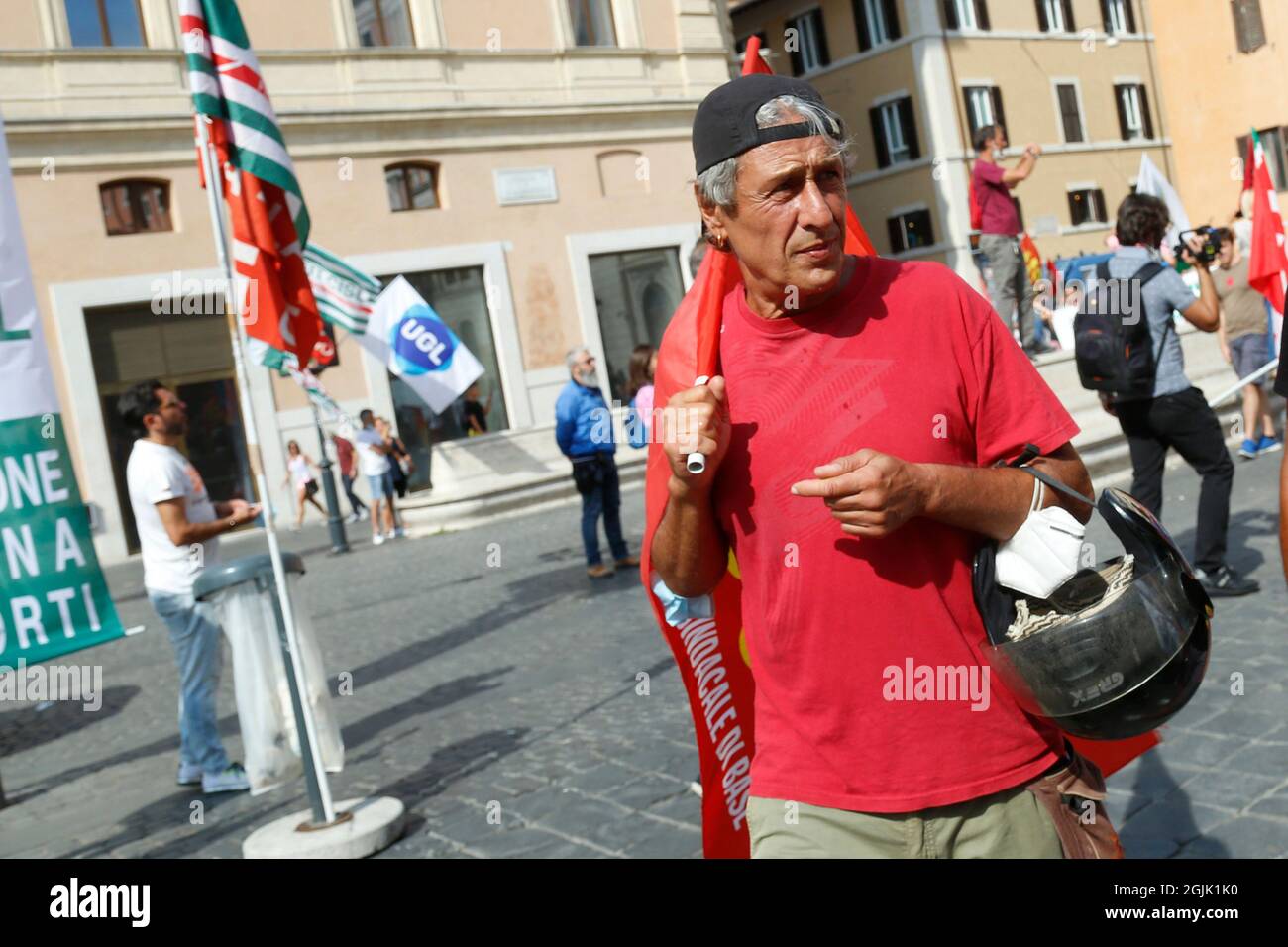 Roma, Italia. 10 Settembre 2021. Ex città ​​councilor di Nunzio D'Erme durante la manifestazione dei lavoratori di Alitalia insieme ai sindacati in Piazza San Silvestro.Rome (Italia), 10 settembre 2021 Foto Samantha Zucchi Insidefoto Credit: Insidefoto srl/Alamy Live News Foto Stock