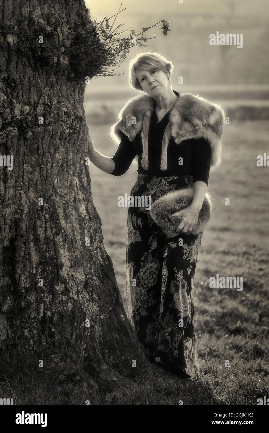 Una donna anziana e folle che indossa pelliccia vintage di volpe Foto Stock