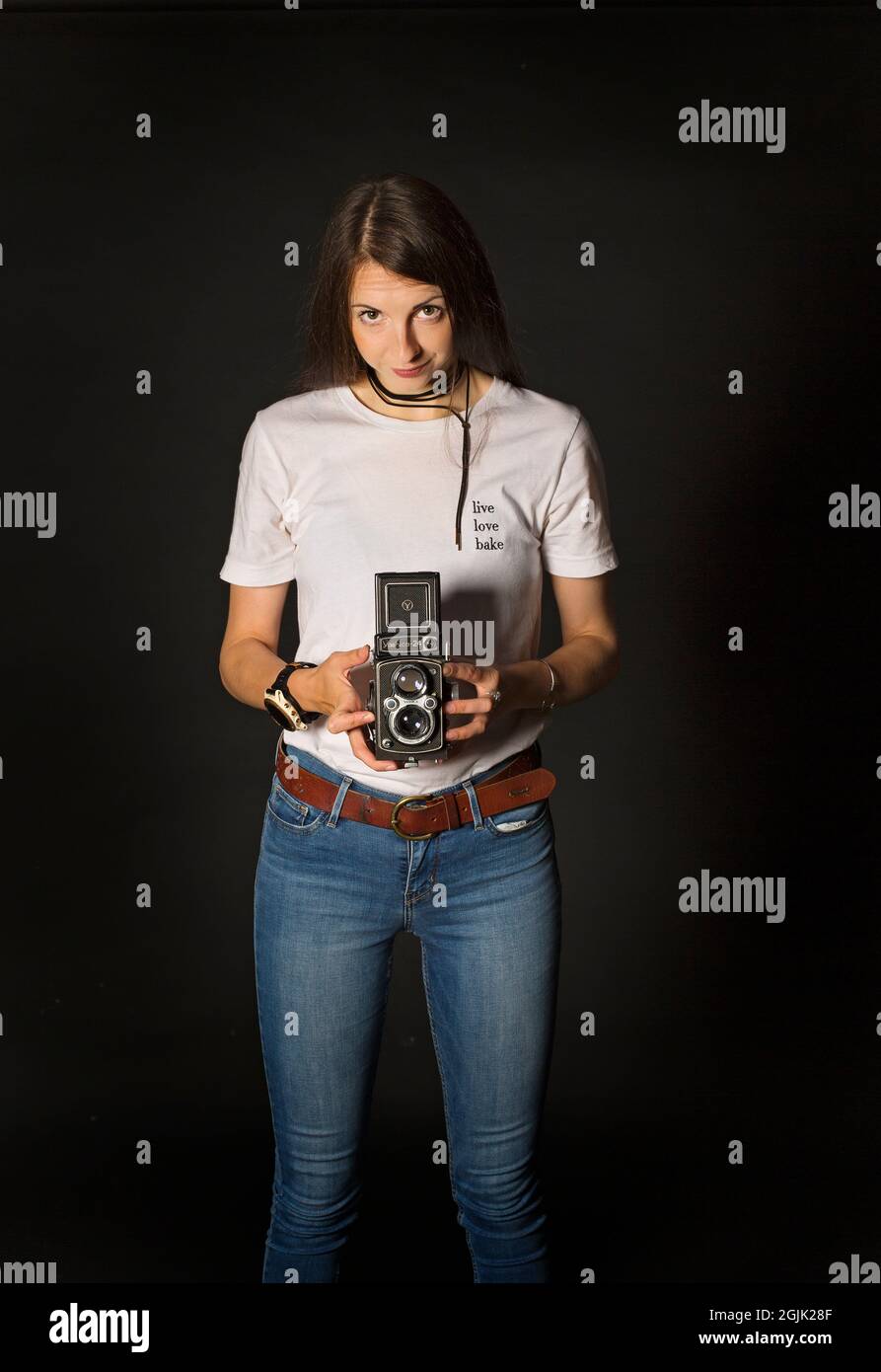 fotografo femminile che utilizza una fotocamera di formato medio Foto Stock